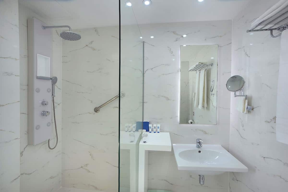 Deluxe Room, 1 Bedroom, Partial Sea View | Bathroom | Combined shower/tub, free toiletries, hair dryer, towels