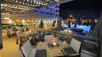 HĂ€r finns 2 restauranger som serverar middag.