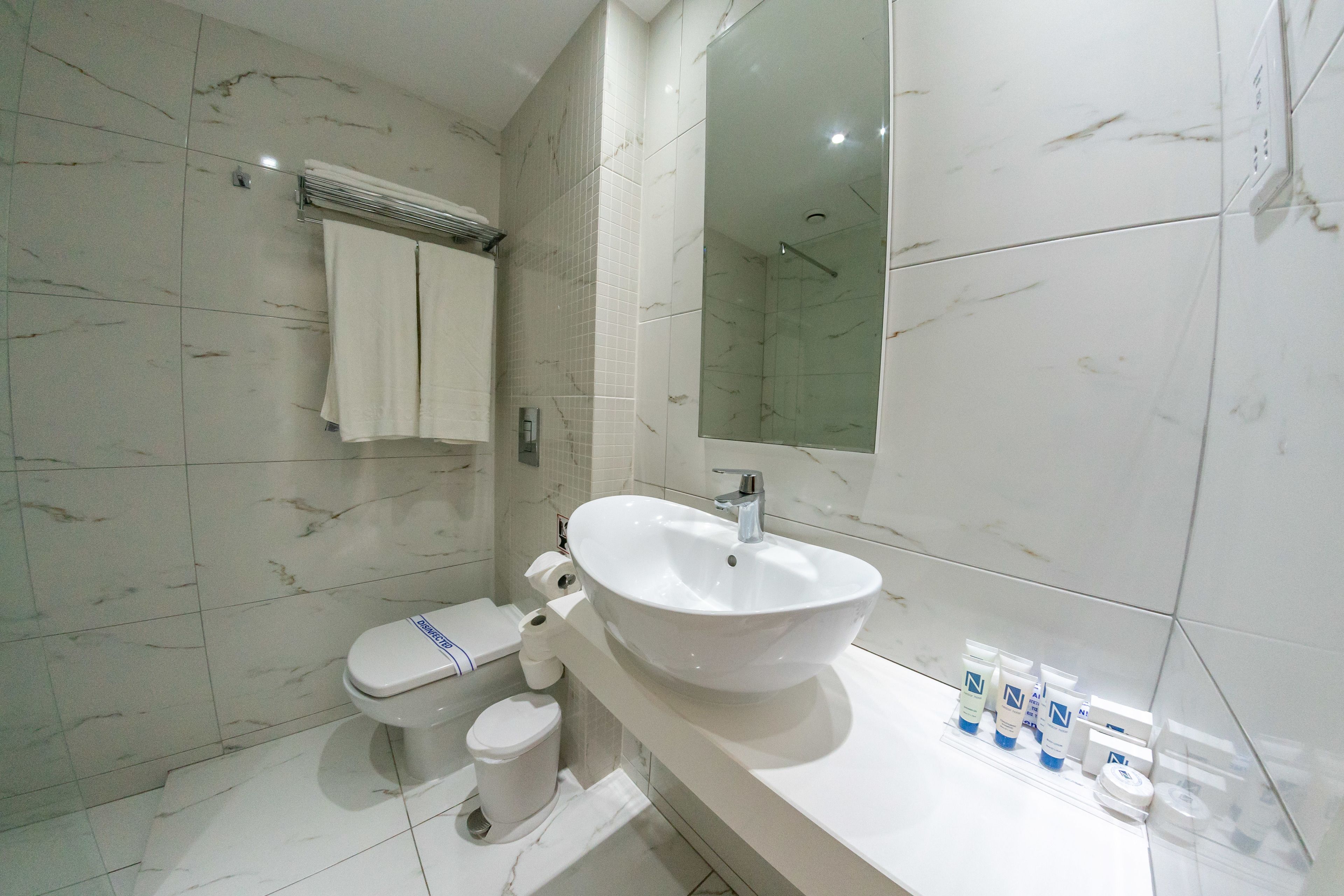 junior suite, partial sea view | bathroom | combined shower/bathtub, free toiletries, hair dryer, towels