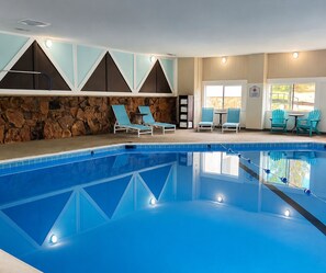 Indoor pool, open 7:00 AM to 10 PM, sun loungers - Expedition Lodge Estes Park (Estes Park)