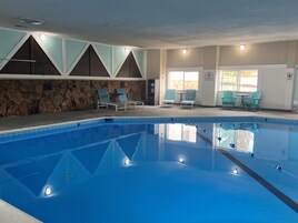 室内游泳池，07:00 至 22:00 开放，日光浴躺椅