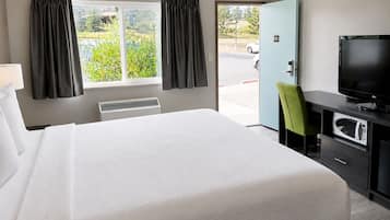 Standard Single Room, 1 King Bed, Refrigerator & Microwave | Premium bedding, down comforters, pillowtop beds, desk