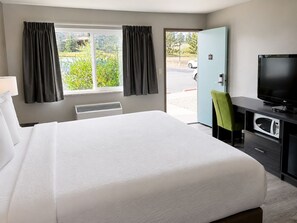 Standard Single Room, 1 King Bed, Refrigerator & Microwave | Premium bedding, down duvets, pillow-top beds, desk - Expedition Lodge Estes Park (Estes Park)