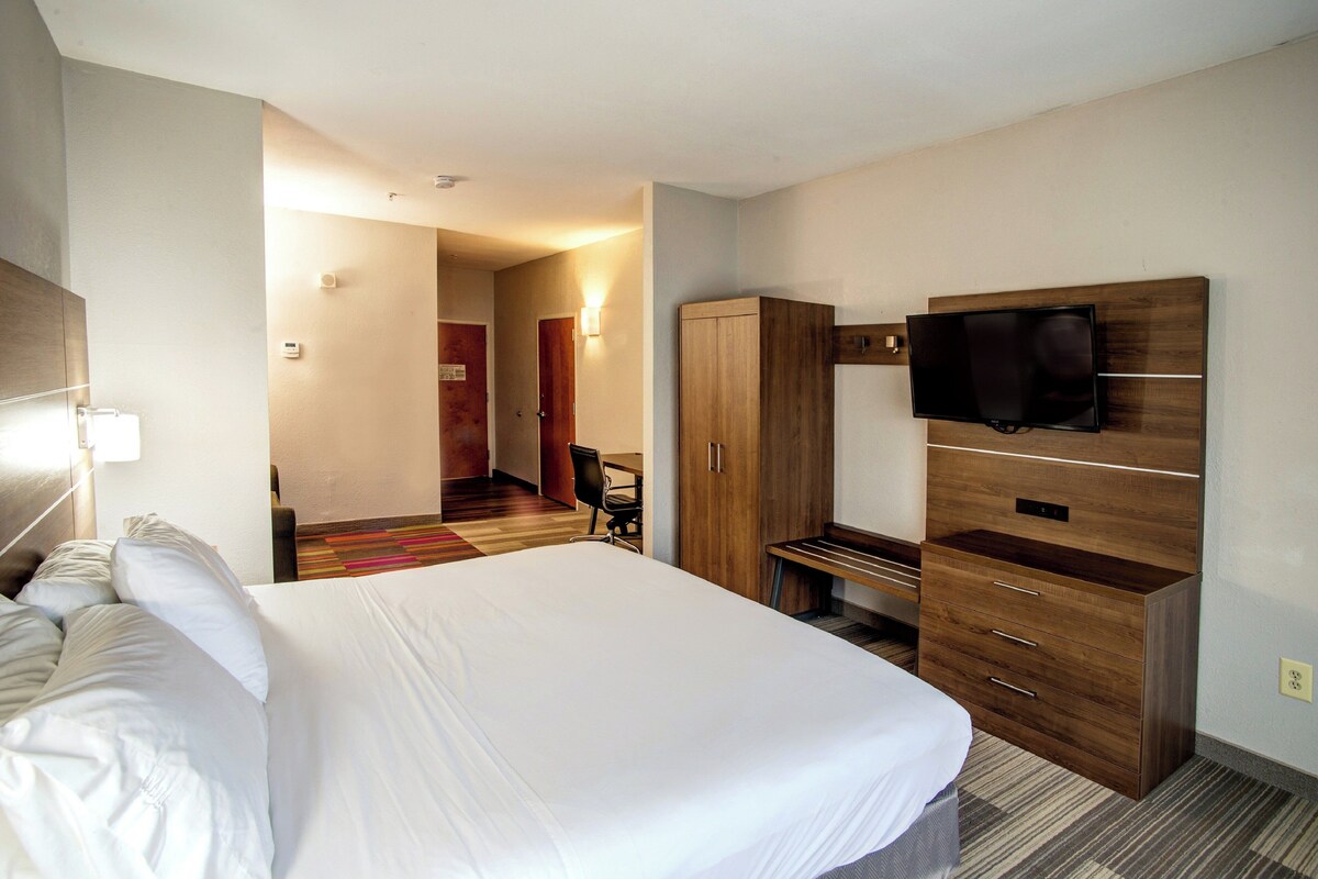 In-room safe, desk, laptop workspace, blackout drapes