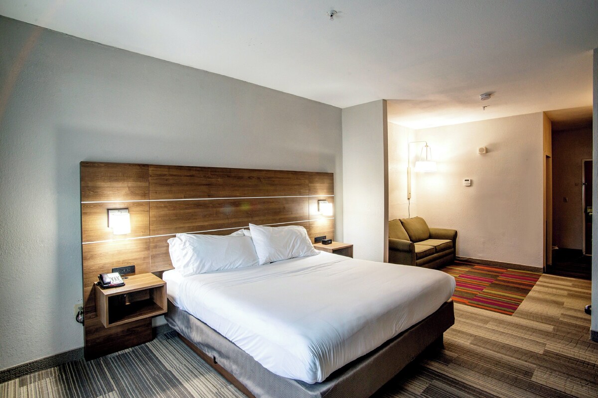 In-room safe, desk, laptop workspace, blackout drapes