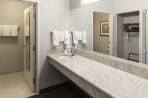 Combined shower/tub, designer toiletries, hair dryer, towels