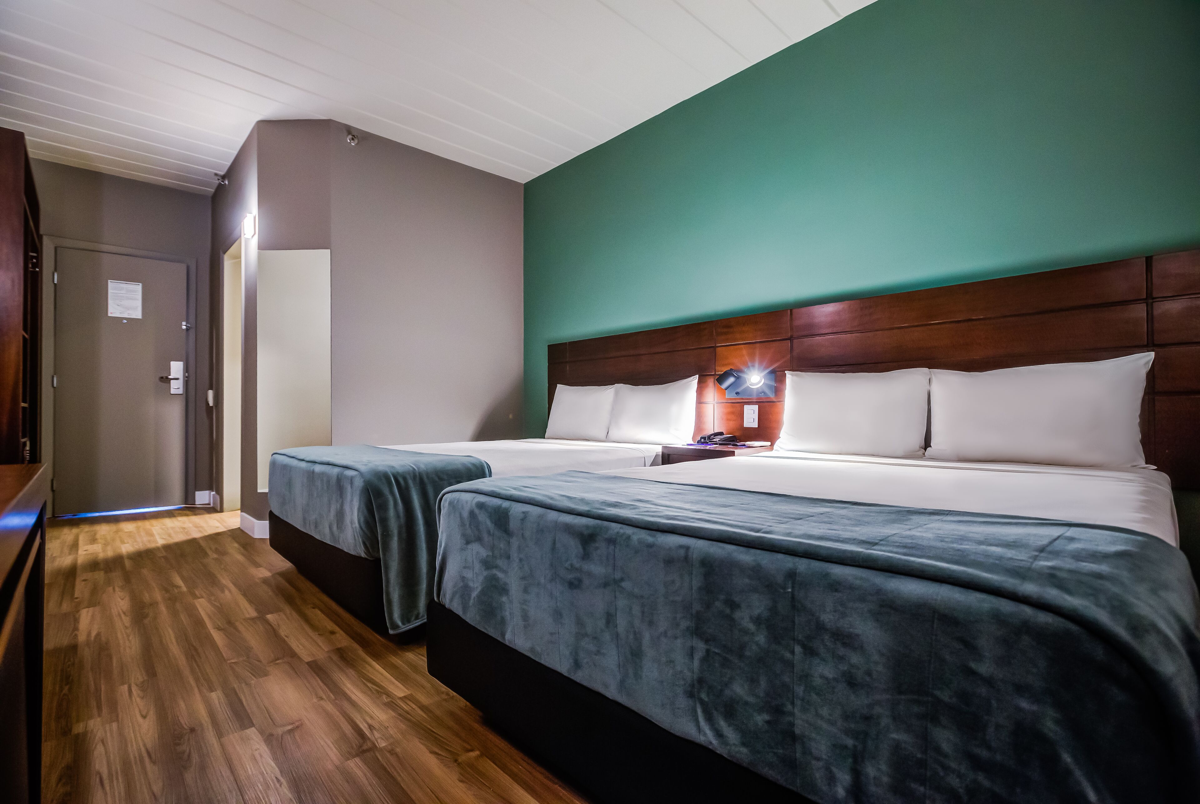 Quarto família, 2 camas de casal | Frigobar, cofres nos quartos, escrivaninha, quartos à prova de som