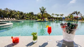 2 piscines extérieures, chaises longues