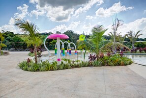 2 outdoor pools, open 9:00 AM to 8:00 PM, sun loungers - Cyan Resort by Atlantica (Itupeva)
