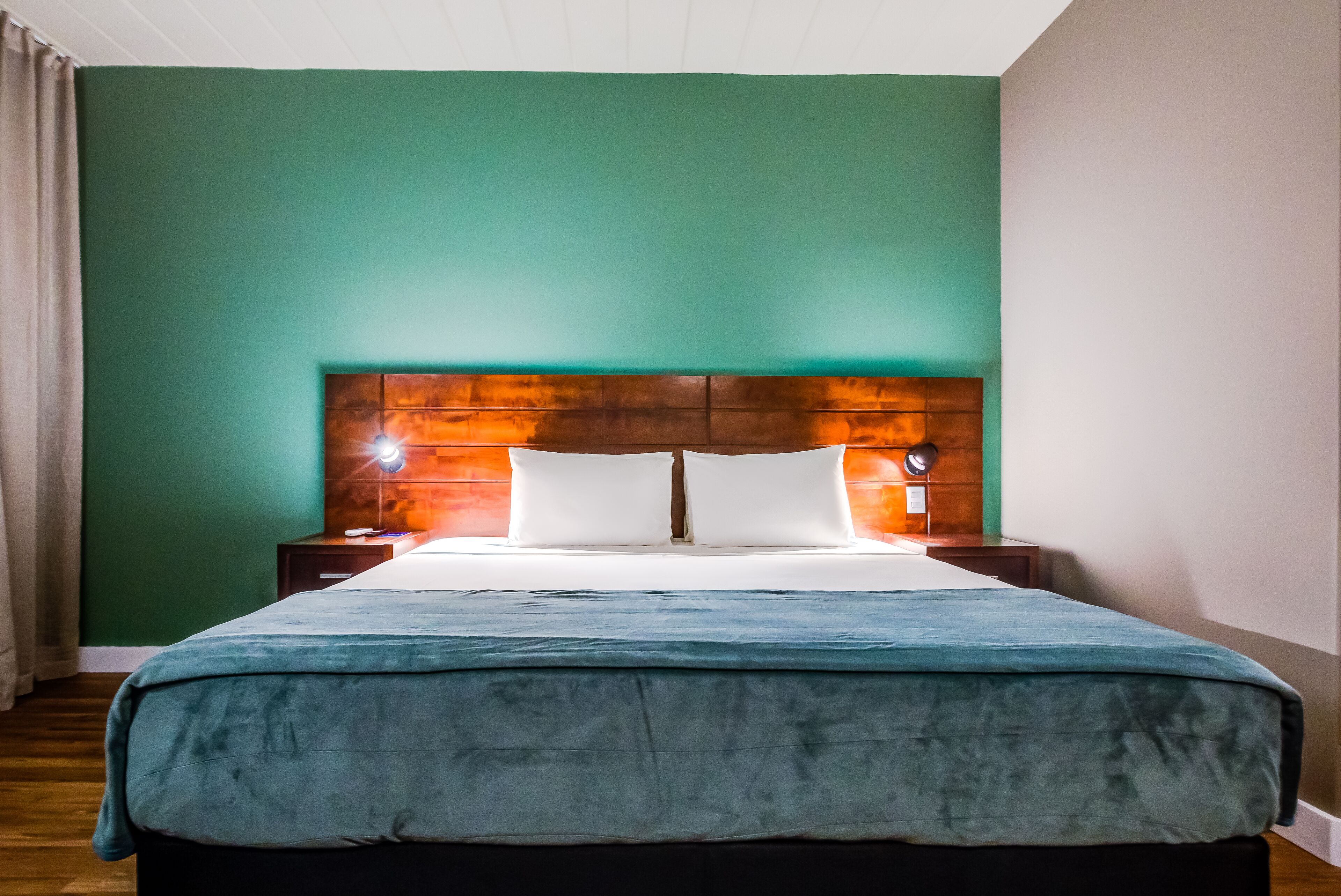 Quarto casal, 1 cama King, acessível | Frigobar, cofres nos quartos, escrivaninha, quartos à prova de som
