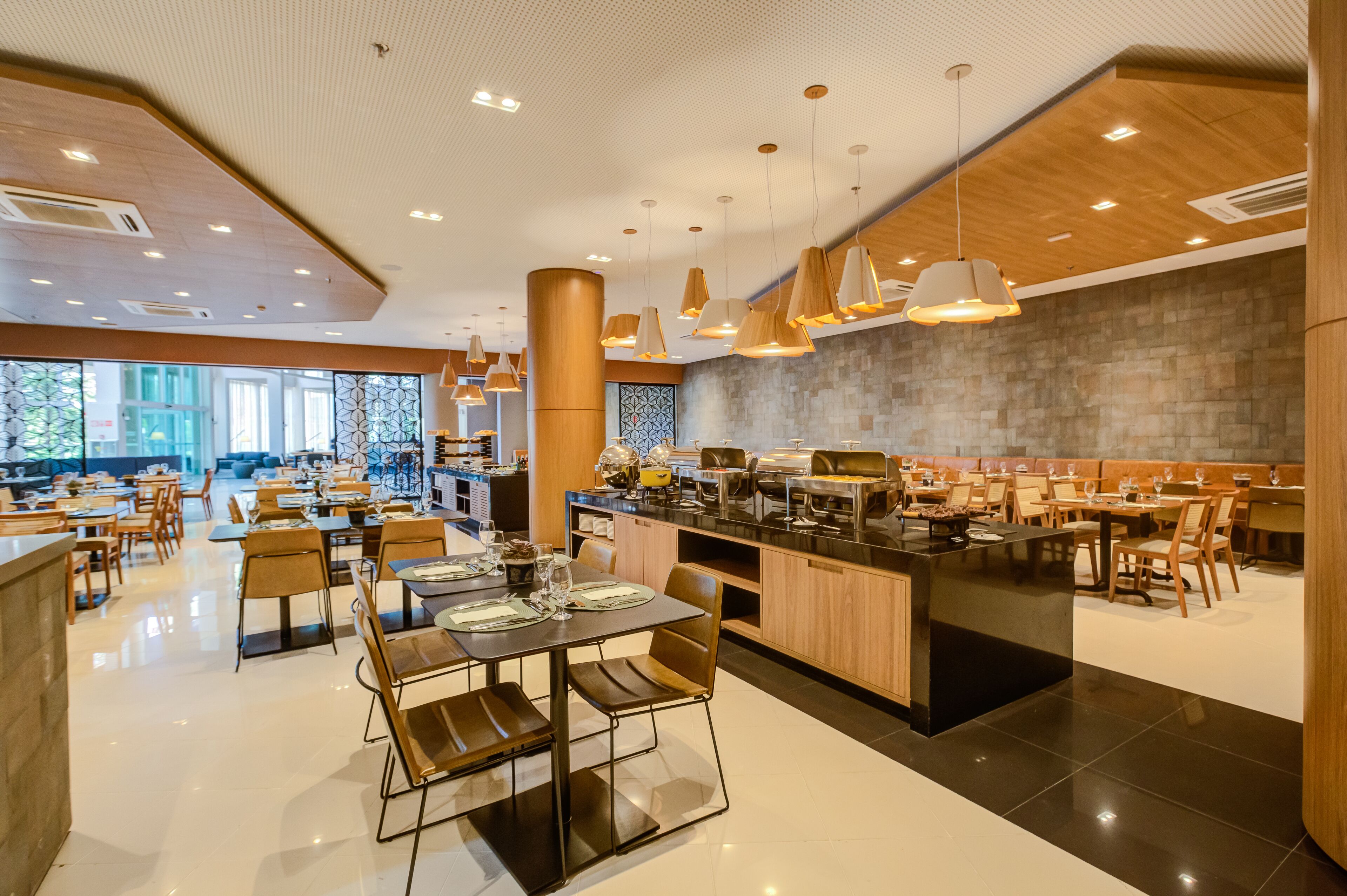 Petit déjeuner, déjeuner et dîner servis sur place