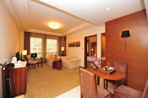 套房, 1 張特大雙人床 | 起居區 | 平面電視