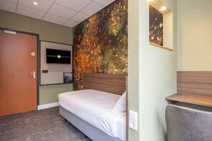 Eenpersoonskamer | Donsdekens, een bureau, gratis wifi, beddengoed