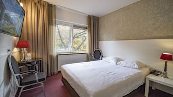 Double Room (small) | Down duvets, desk, cots/infant beds, free WiFi