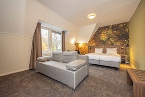 Family Room | Down duvets, desk, free WiFi, bed sheets - Fletcher Hotel-Restaurant Apeldoorn (Apeldoorn)