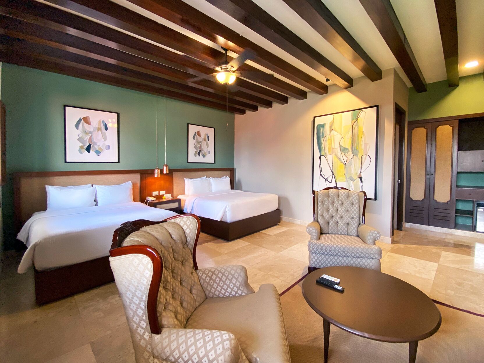 Ropa de cama de alta calidad y minibar 