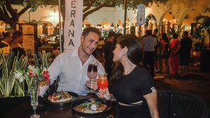 A couple dining at an outdoor restaurant with a view of a historic building in the background. - Casa Lucia Hotel Boutique (Mérida)