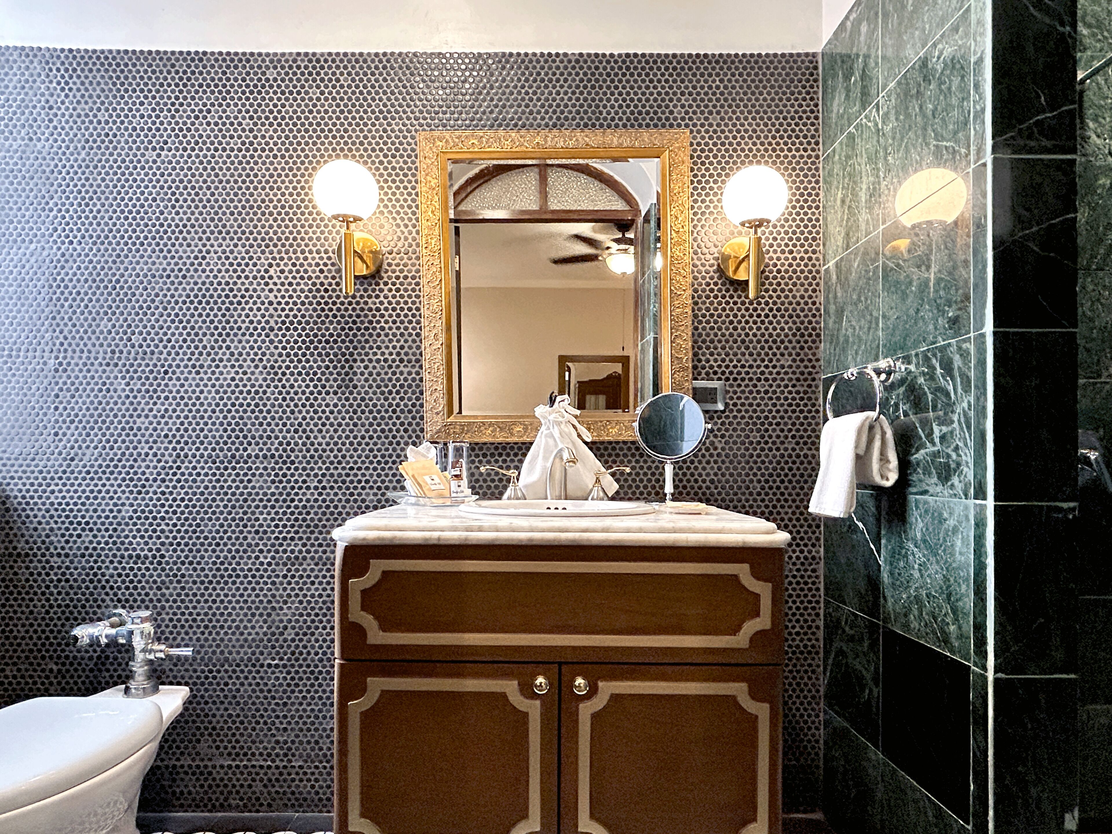 standard double room, 1 king bed | bathroom | hair dryer, towels, soap, shampoo