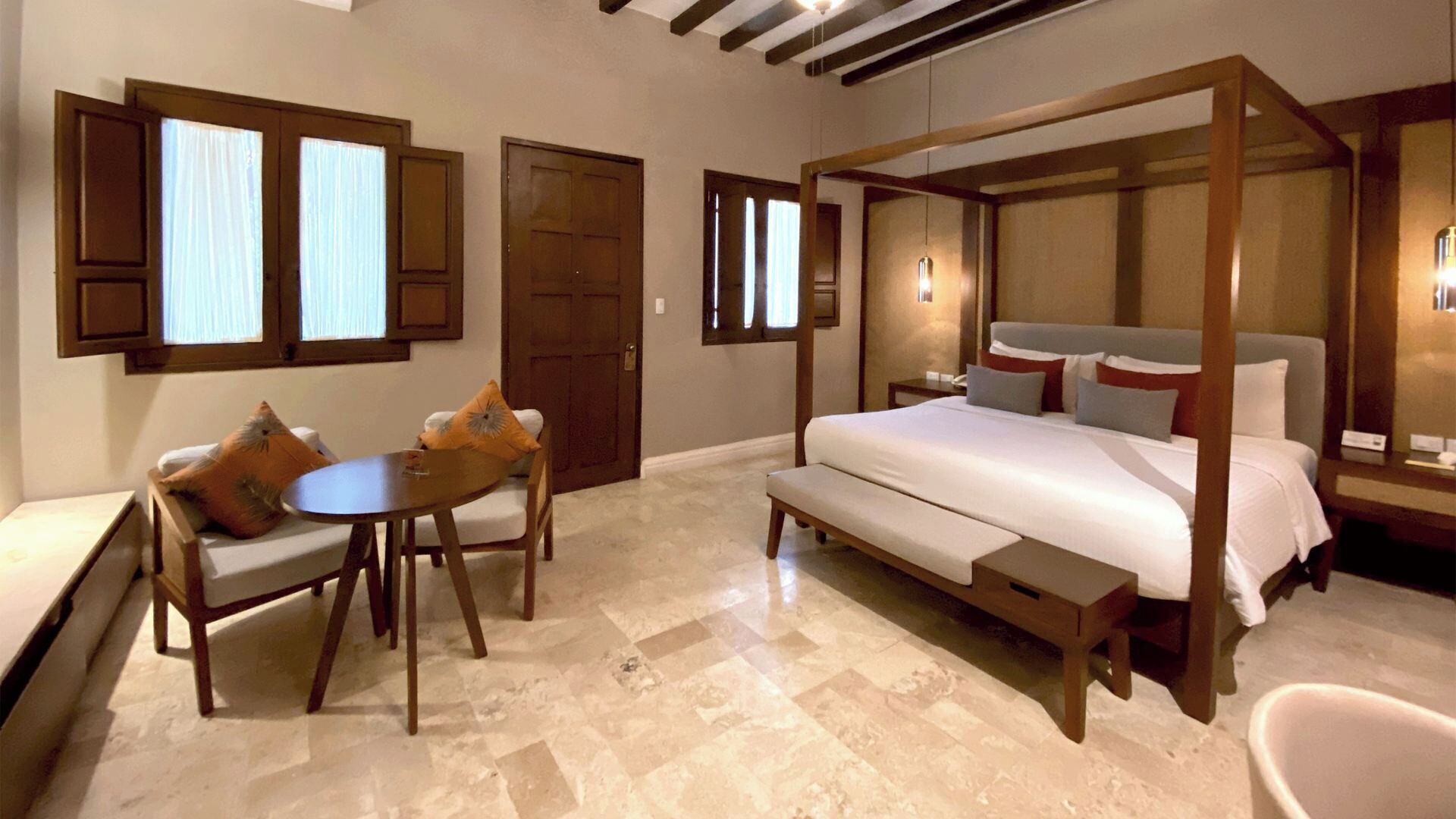 Ropa de cama de alta calidad y minibar 