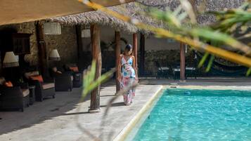 室外游泳池,開放時間為 09:00 至 21:00,提供泳池遮陽傘和日光浴躺椅