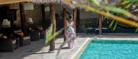 Utendørsbasseng, bassengparasoller og solsenger