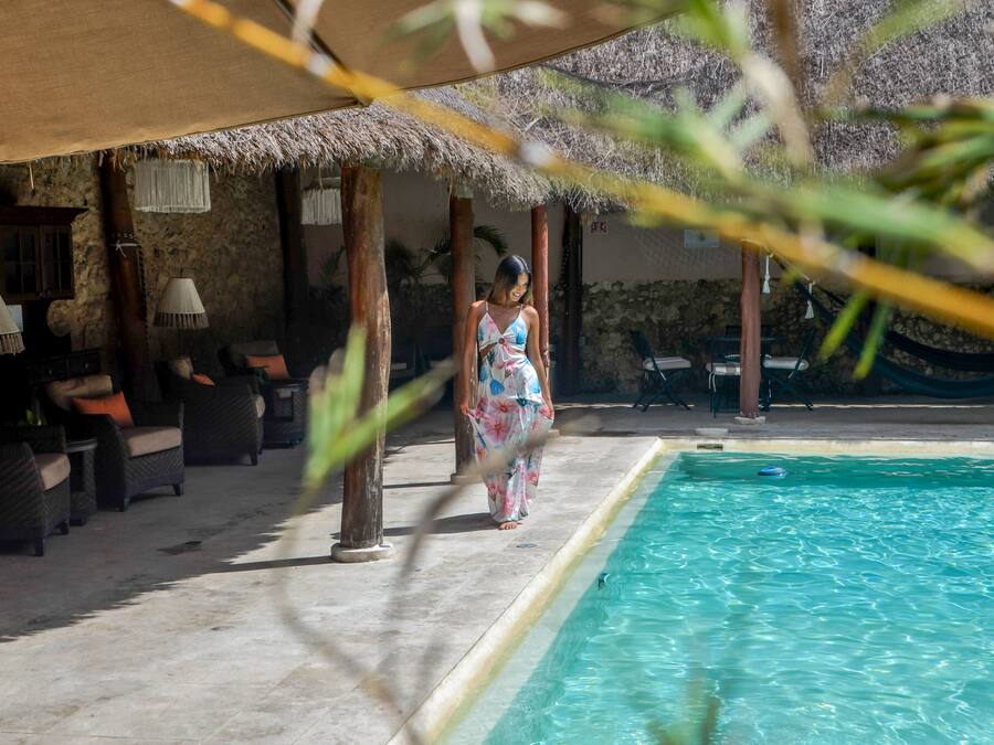 Ulkouima-allas avoinna 9.00–21.00, aurinkovarjoja, aurinkotuoleja