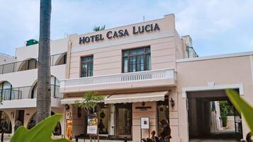 Vista frontal de la propiedad