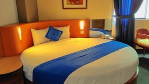 Suíte júnior, 1 cama Queen | Cofres nos quartos, escrivaninha, quartos à prova de som