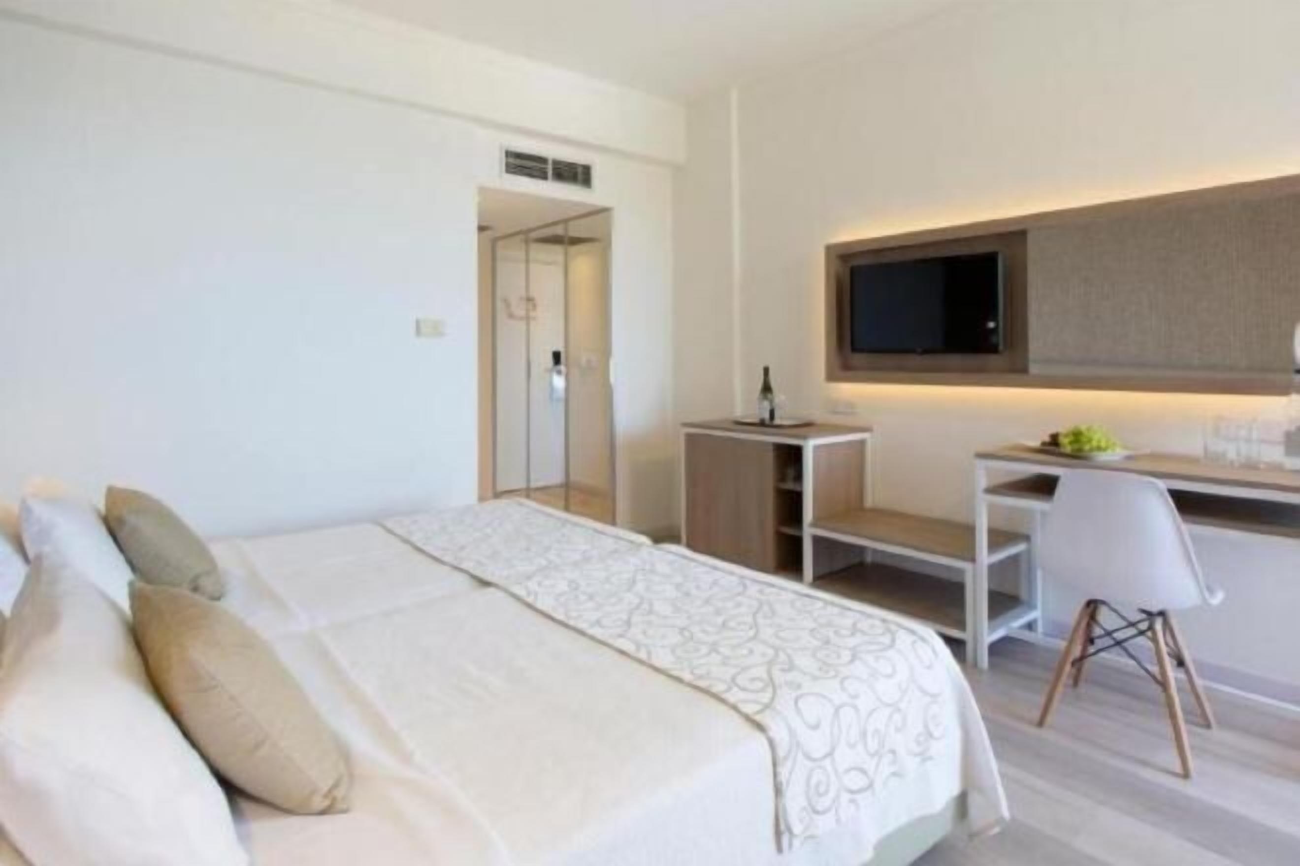 Minibar, safe på rommet, skrivebord for bærbar PC og blendingsgardiner