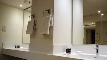 Deluxe-Suite, Meerblick | Badezimmer | Haartrockner, Handtücher, Seife, Shampoo