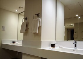 Suite Deluxe, vistas al mar | Baño | Secador de pelo, toallas, jabón y champú