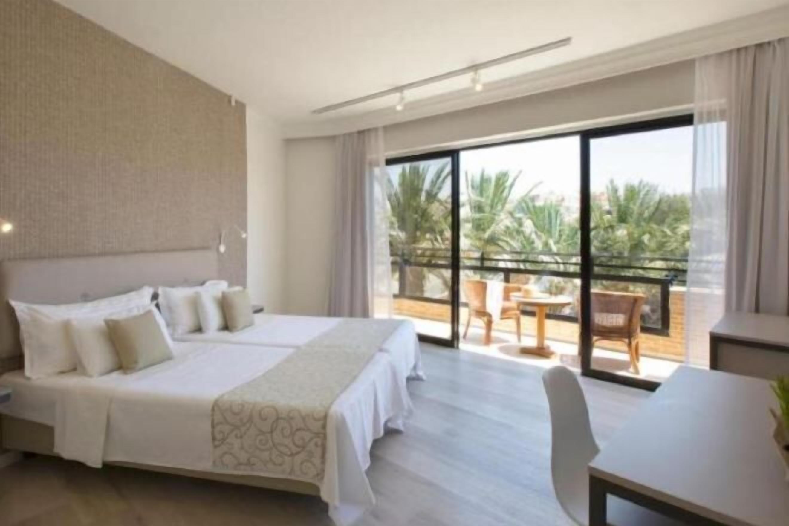 Minibar, safe på rommet, skrivebord for bærbar PC og blendingsgardiner