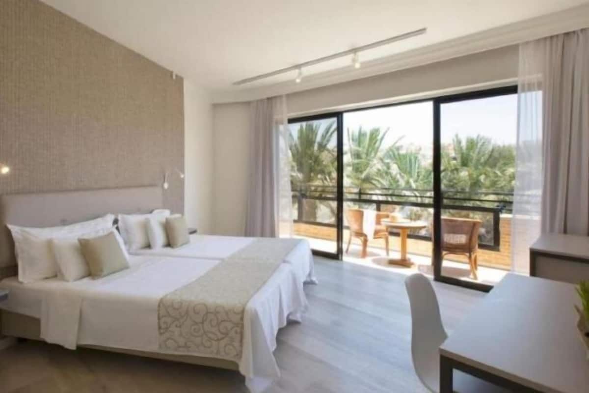 Minibar, safe på rommet, skrivebord for bærbar PC og blendingsgardiner