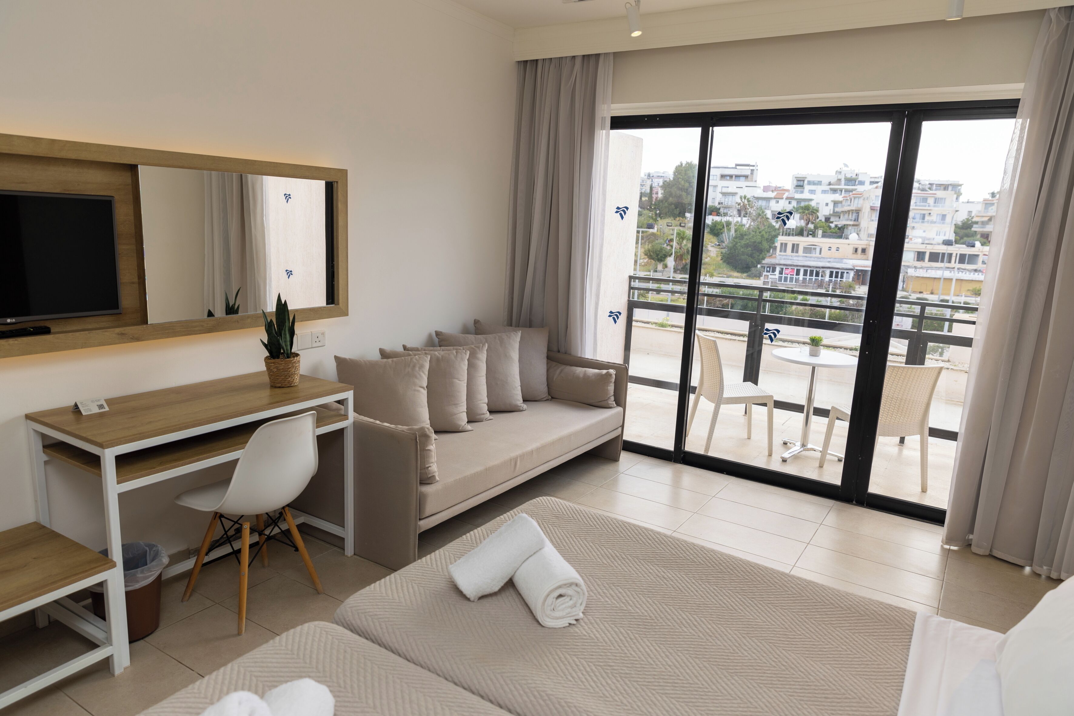 standard room, city view | 1 bedroom, minibar, in-room safe, laptop workspace