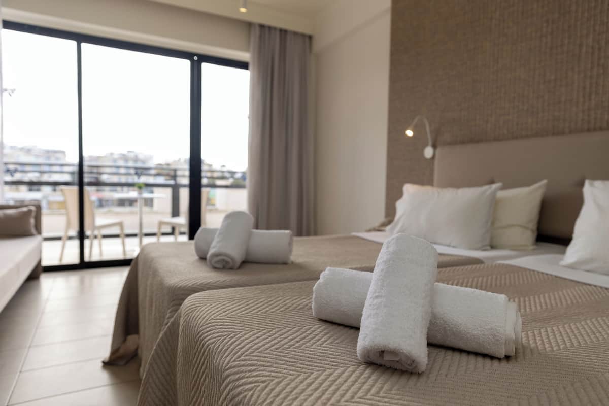 standard room, city view | 1 bedroom, minibar, in-room safe, laptop workspace