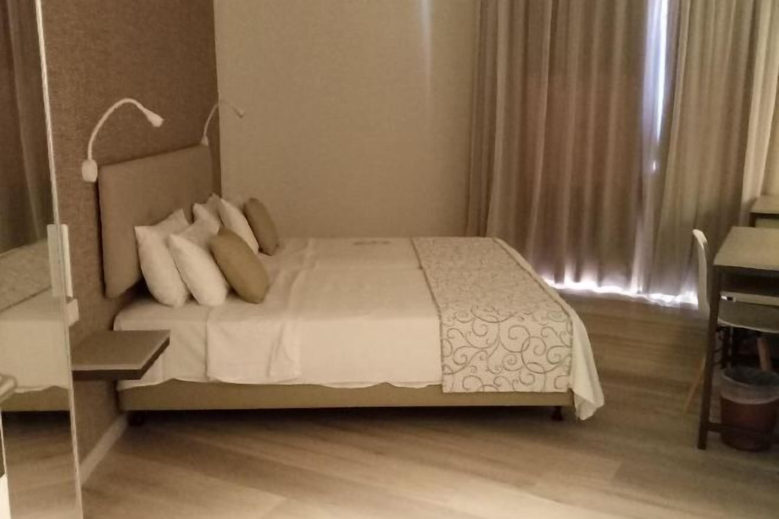 Minibar, in-room safe, laptop workspace, blackout drapes