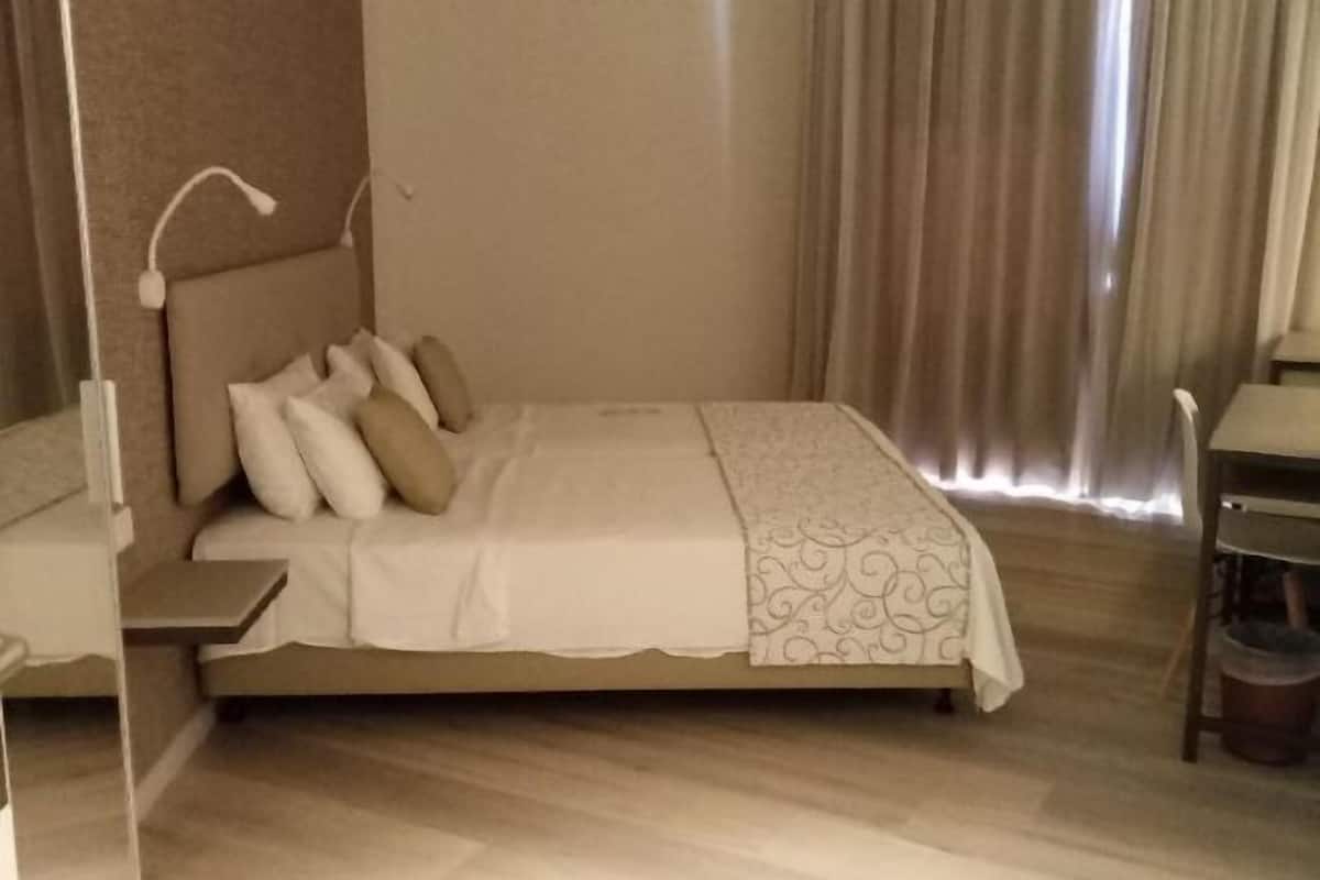 Minibar, in-room safe, laptop workspace, blackout drapes