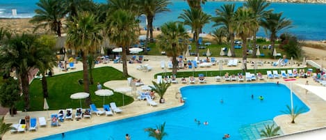 Innenpool, Außenpool, Sonnenschirme, Liegestühle