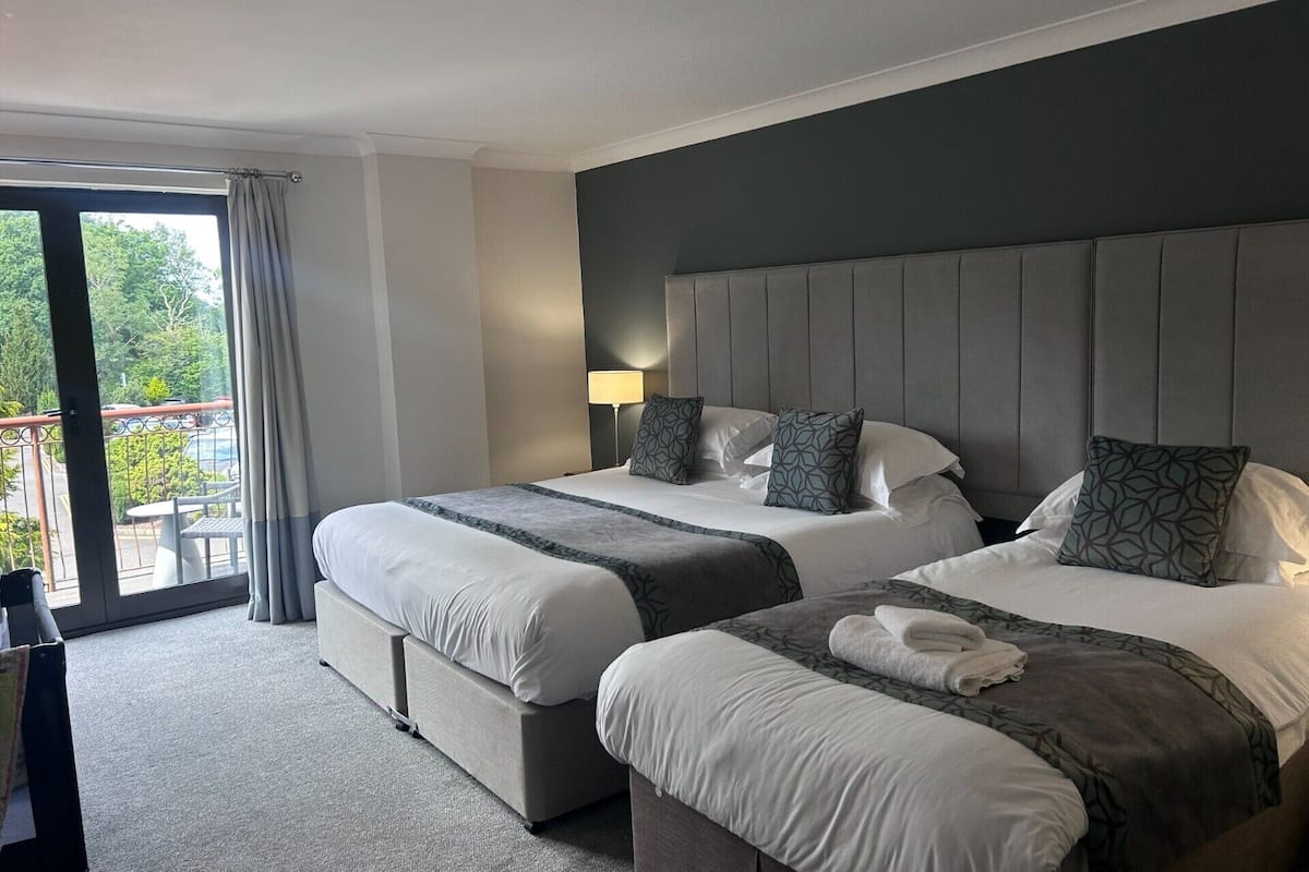 Deluxe driepersoonskamer, toegankelijk voor rolstoelgebruikers | 1 slaapkamer, hypoallergeen beddengoed, een strijkplank/strijkijzer