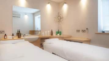 Sauna, vasca idromassaggio, bagno turco, trattamenti per il corpo