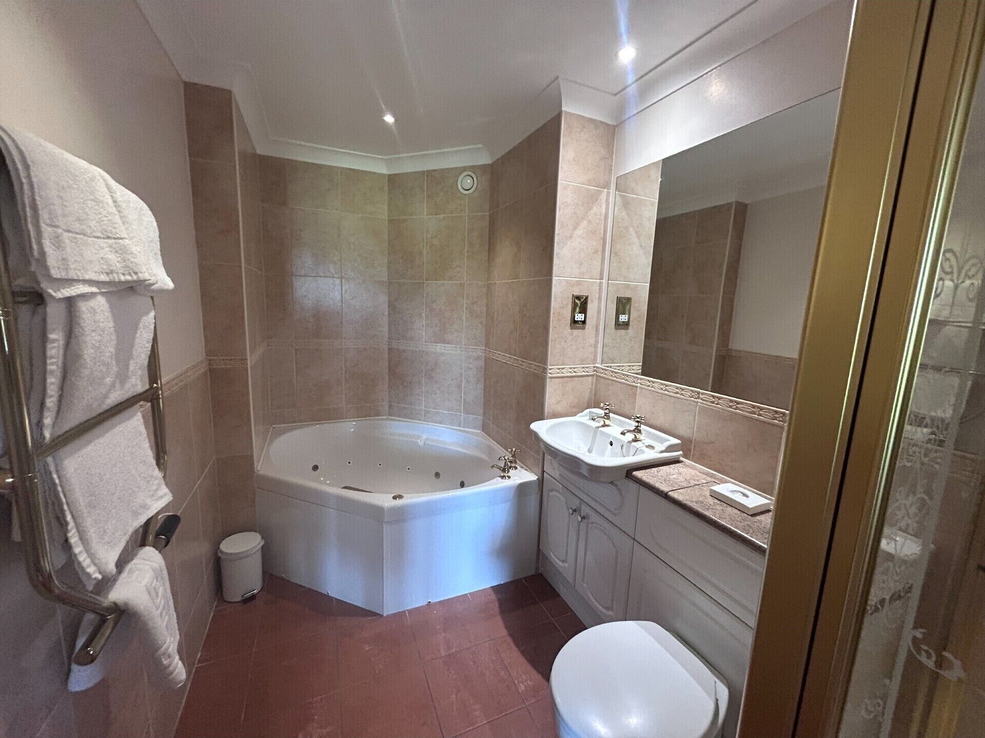 Une salle de bain avec une baignoire, un lavabo et des toilettes.