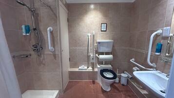 Un baño moderno con ducha, inodoro y lavamanos.