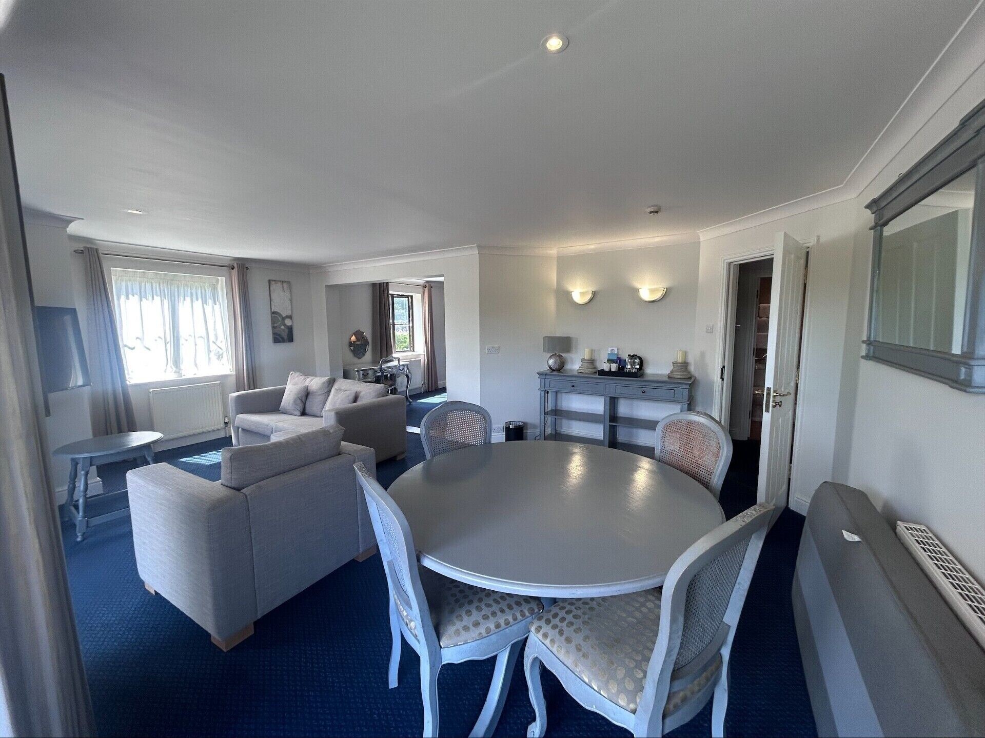 Rom – superior | Oppholdsområde | En 32-tommers TV med Parabol-TV