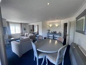 高級客房 | 客廳 | 32 吋電視連衛星電視頻道