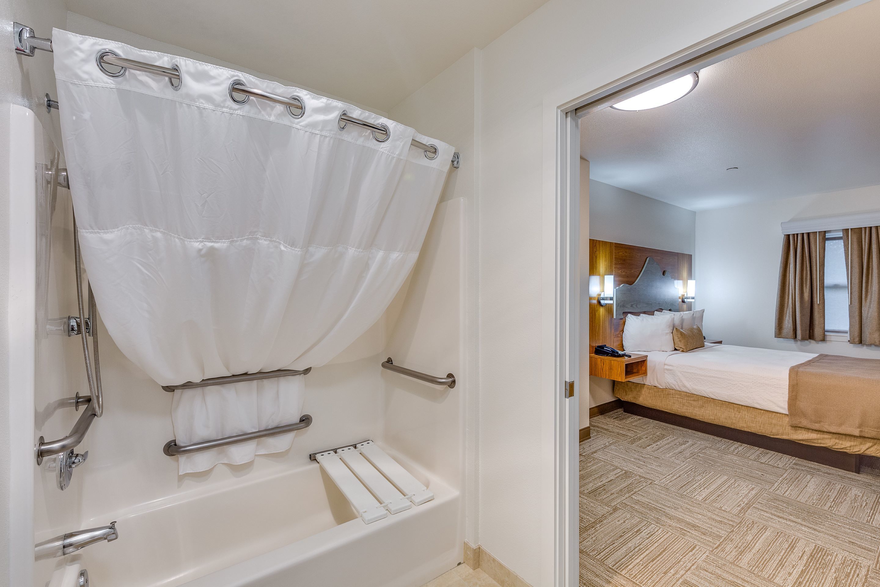 combined shower/bathtub, rainfall showerhead, free toiletries