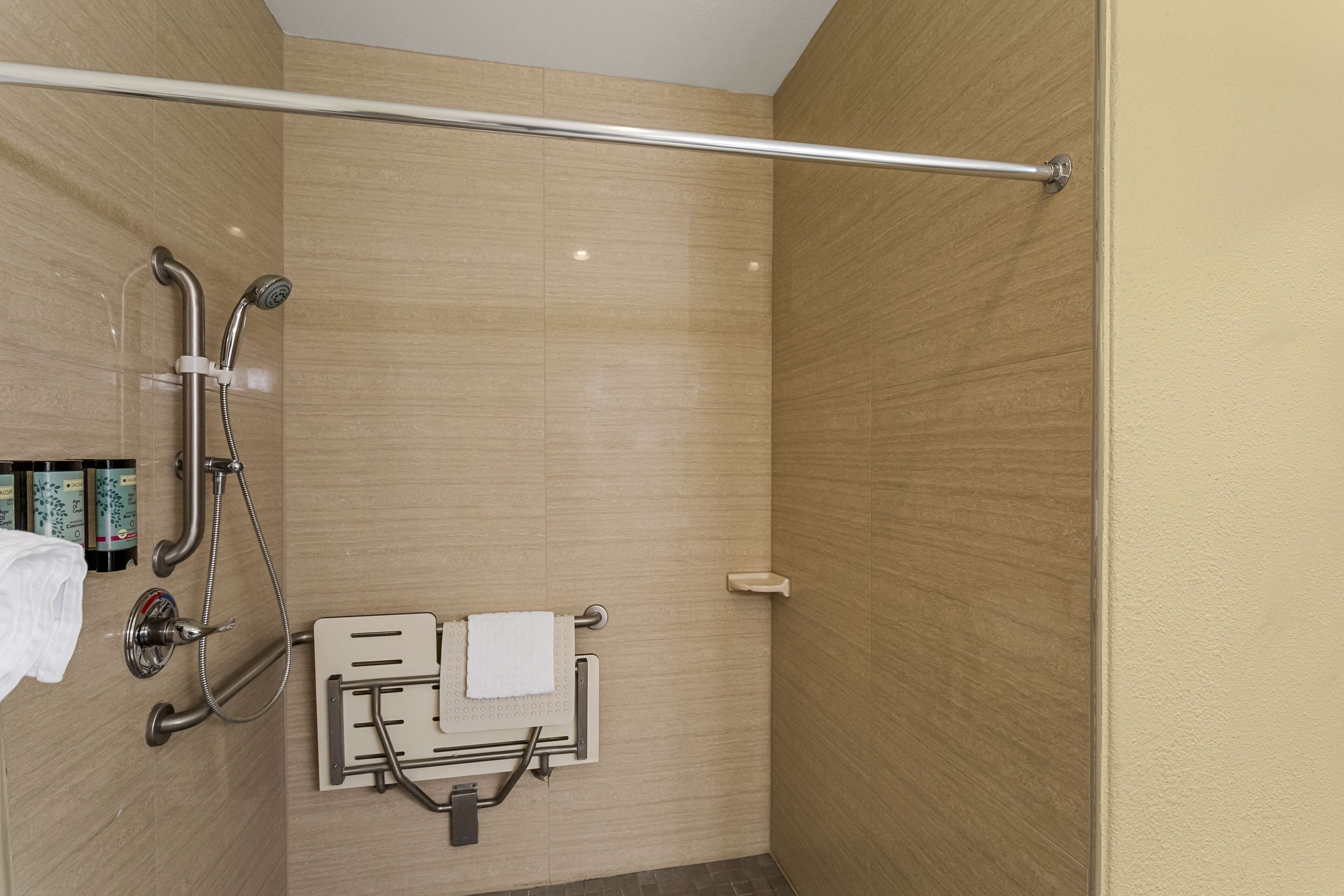 combined shower/bathtub, deep-soaking bathtub, hydromassage showerhead