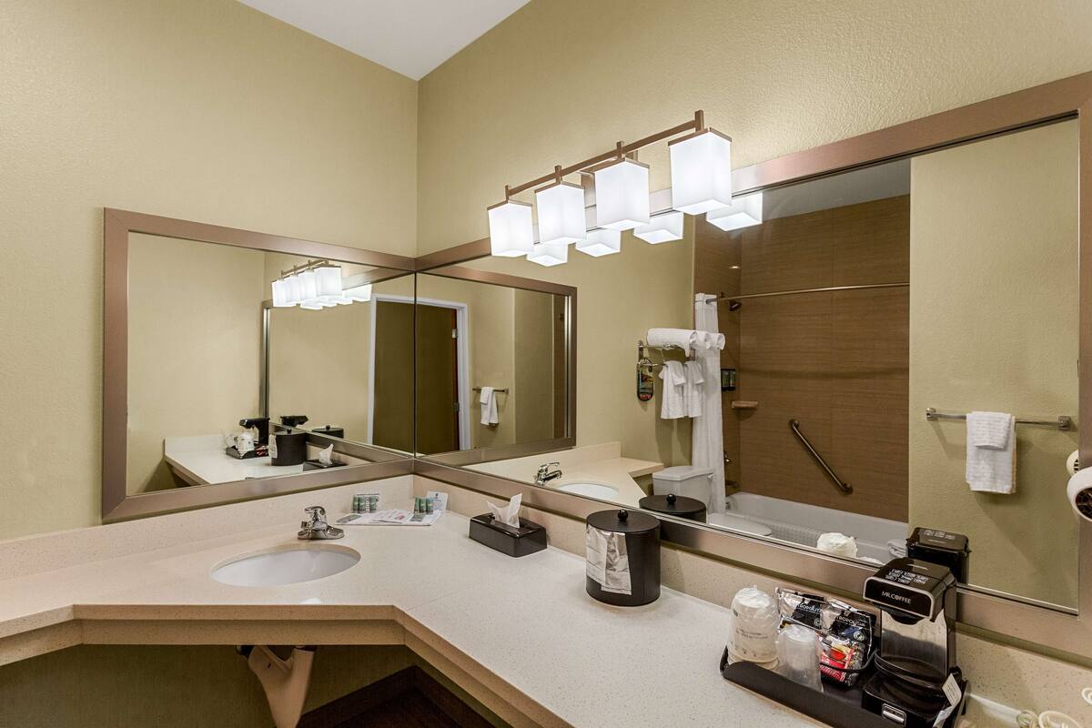 combined shower/bathtub, deep-soaking bathtub, hydromassage showerhead