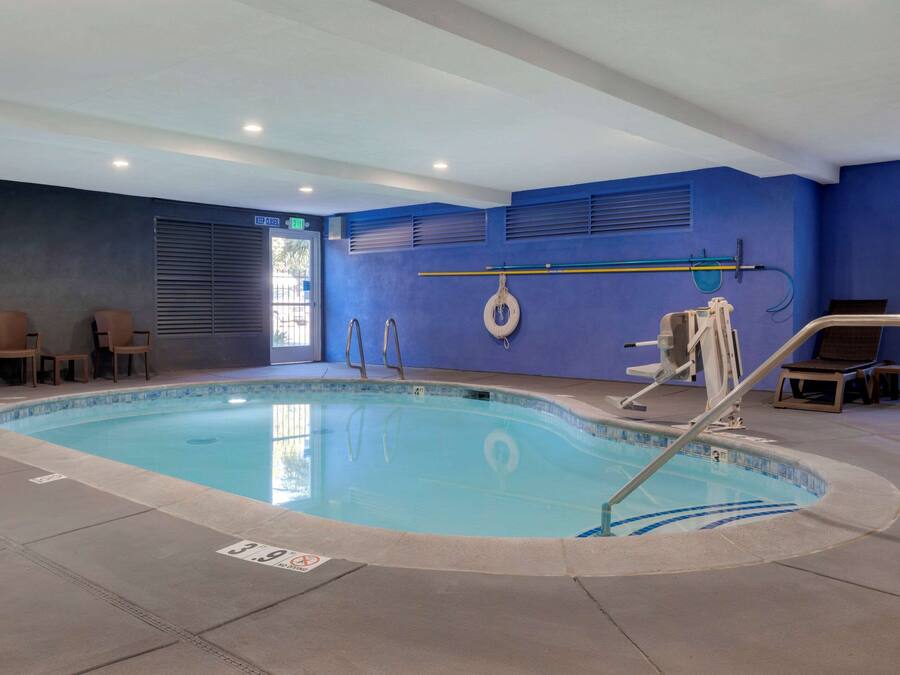 Kolam renang tertutup, kerusi lepak pantai