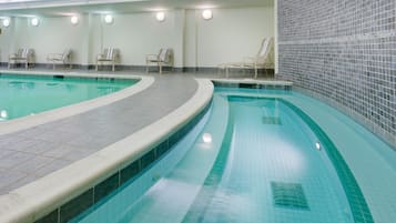 Kolam renang indoor, dengan kursi berjemur