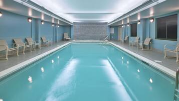 Piscina interna, funciona das 6h às 22h, espreguiçadeiras